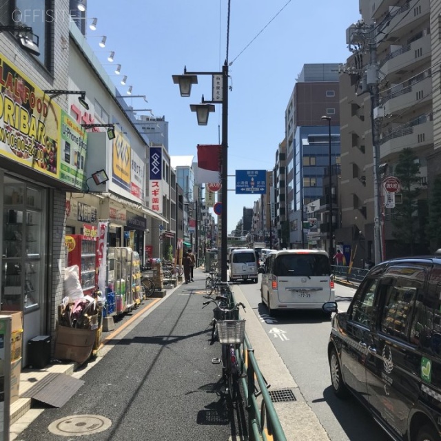 プラザ北新宿ビル ビル前面道路