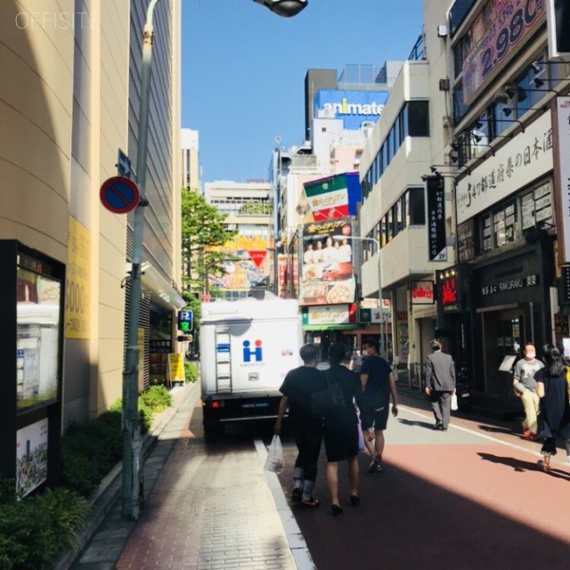 WACCA池袋 ビル前面道路