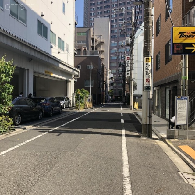 神山ビル ビル前面道路