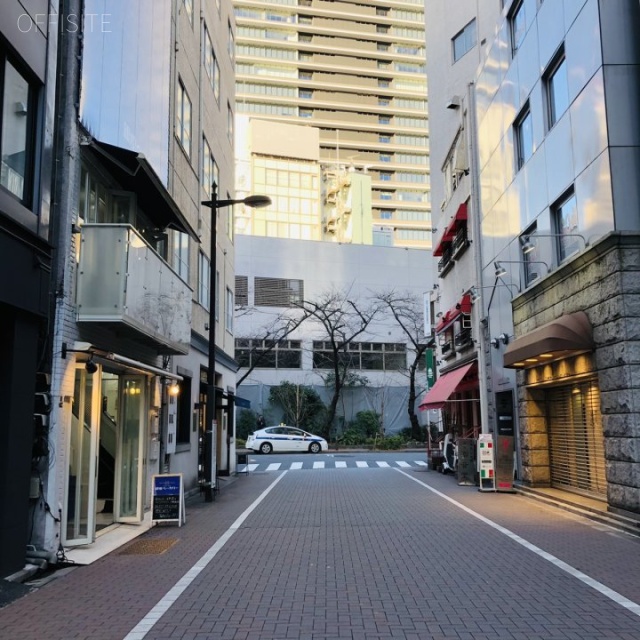 明興ビル ビル前面道路