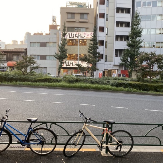 有恒ビル ビル前面道路