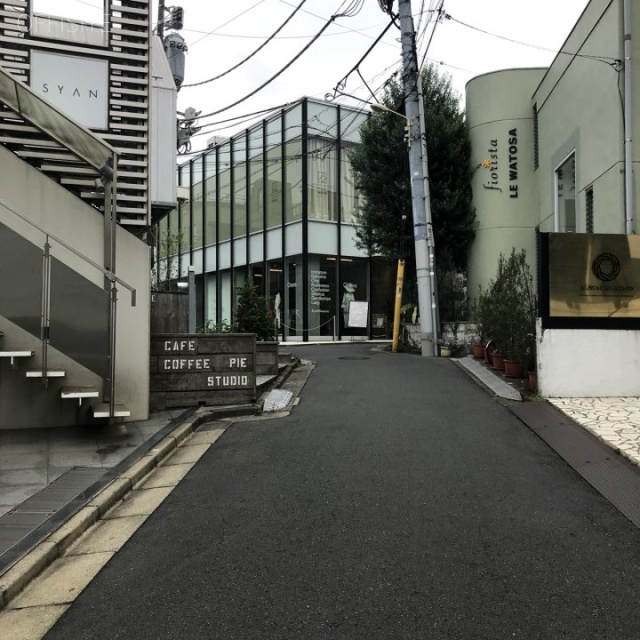 表参道LHビル ビル前面道路