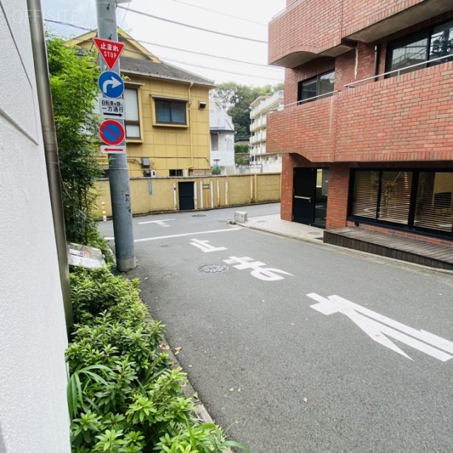 原宿さくらビル ビル前面道路
