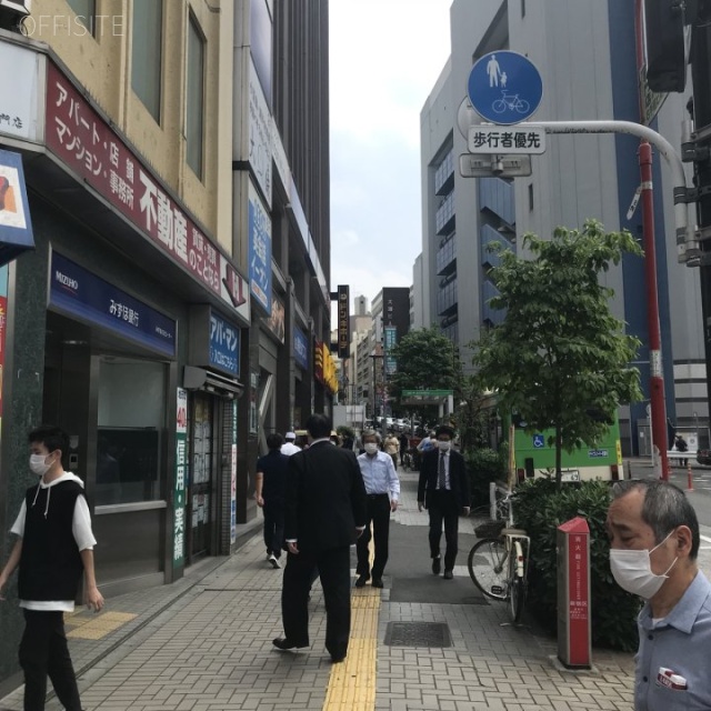 高田馬場地下鉄名店ビル ビル前面道路