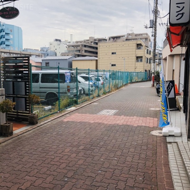 山王ローヤル3番館 ビル前面道路