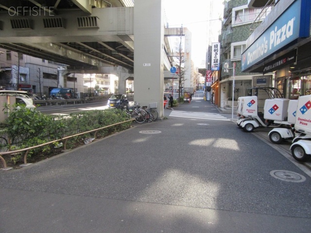 新一の橋ハウスビル ビル前面道路