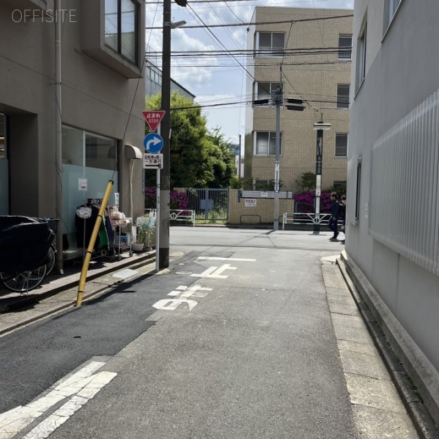 三瑛ビル 側道道路(エントランス側)