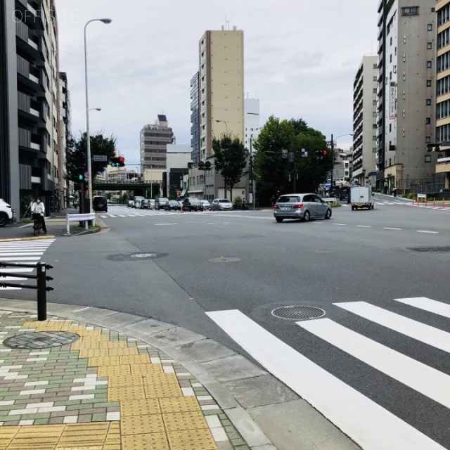 住友不動産市ヶ谷曙橋ビル 前面道路は靖国通り