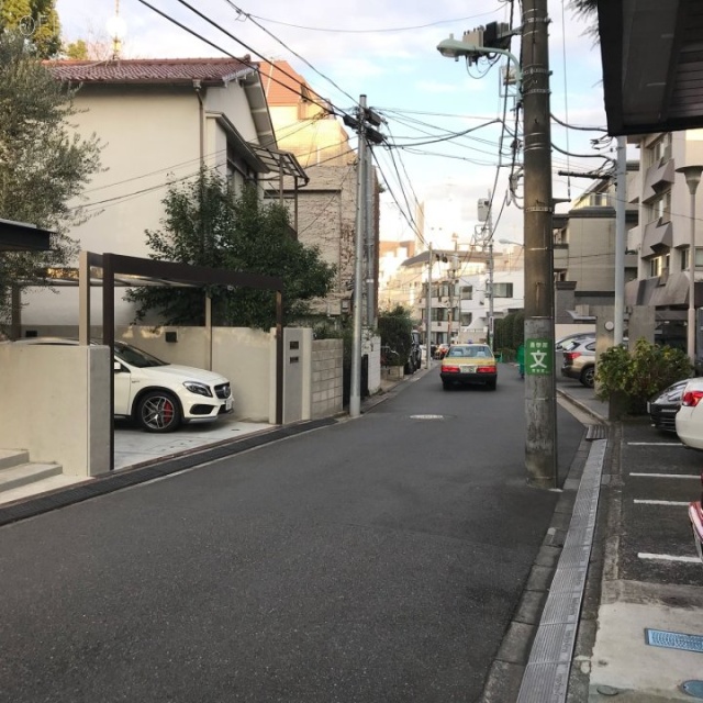マンション原宿 ビル前面道路