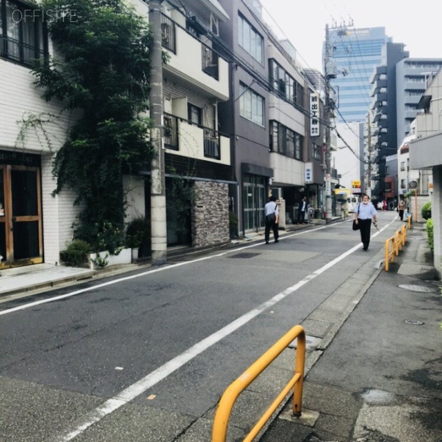 damo build. ビル前面道路