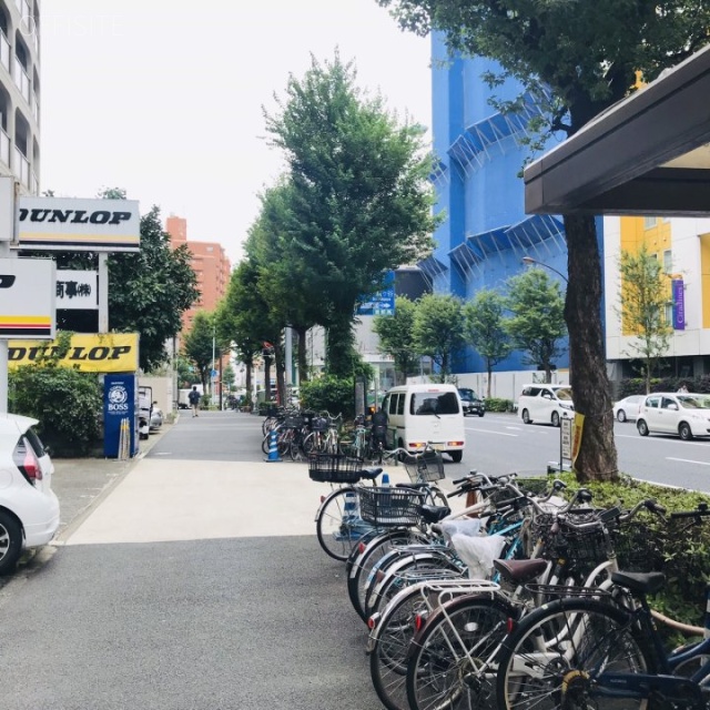 ニューライフ新宿参番館 ビル前面道路