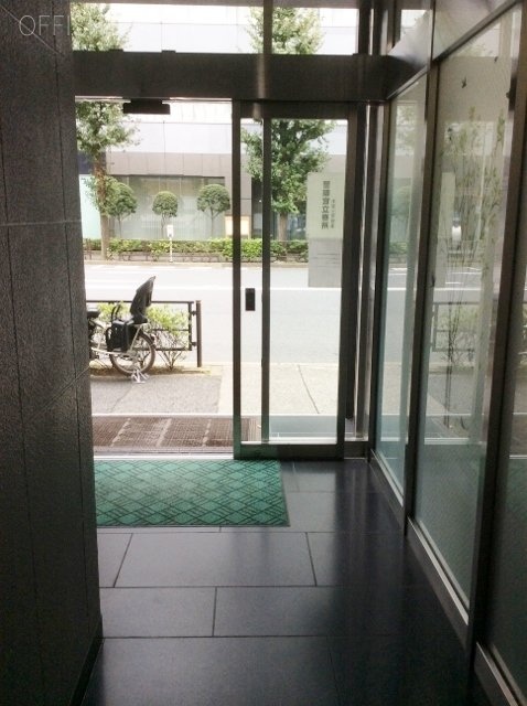 岩片ビル エントランス