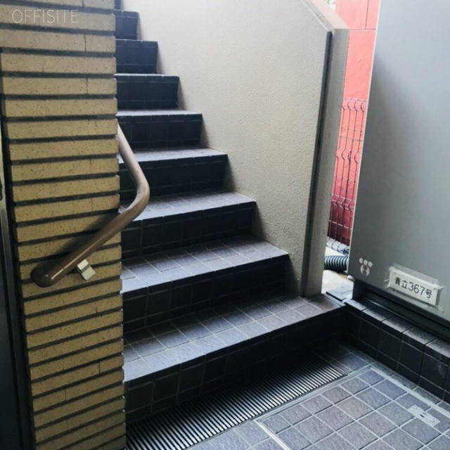 百百代ビル エントランス