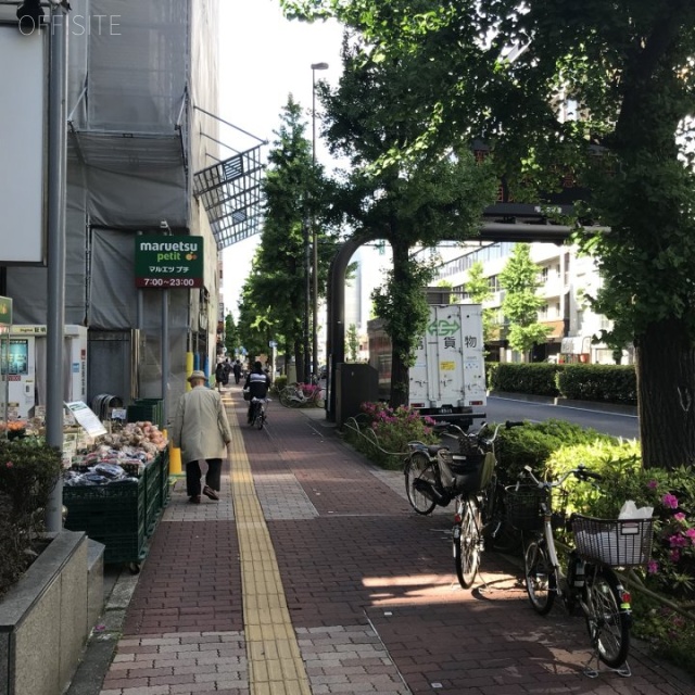 本郷センタービル ビル前面道路