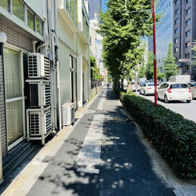 小松ビル ビル前面道路