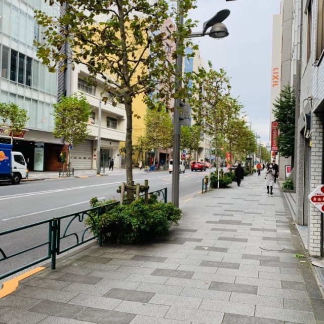 新宿小川ビル ビル前面道路 (新宿通り)