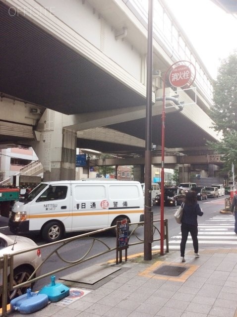 コンフィアンス流来 ビル周辺道路