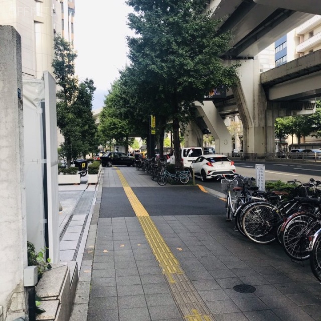 陽輪台西新宿ビル ビル前面道路