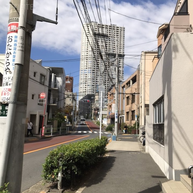 高輪マンション　ビル前面道路