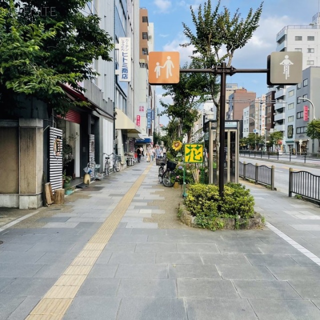 エクシードビル 前面歩道