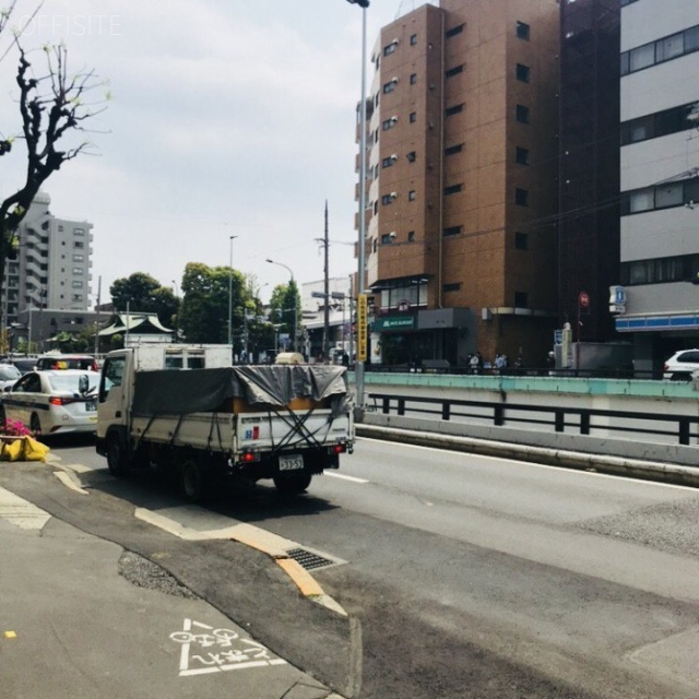 タナカビル 前面は山手通り