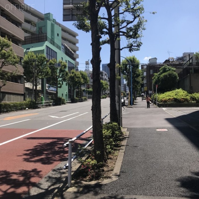 新宿ユーエストビル ビル前面道路