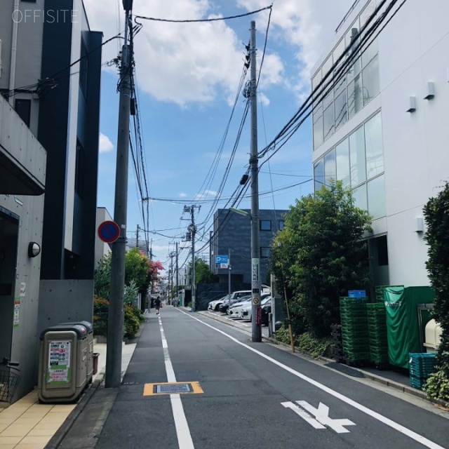 TOKYU REIT下北沢スクエア ビル前面道路