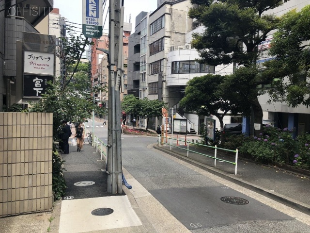 元麻布大網ビル ビル前面道路