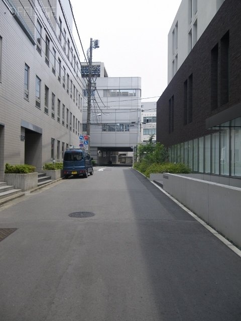 HIビル　ビル前面道路