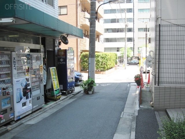 新橋三田ビル ビル前面道路