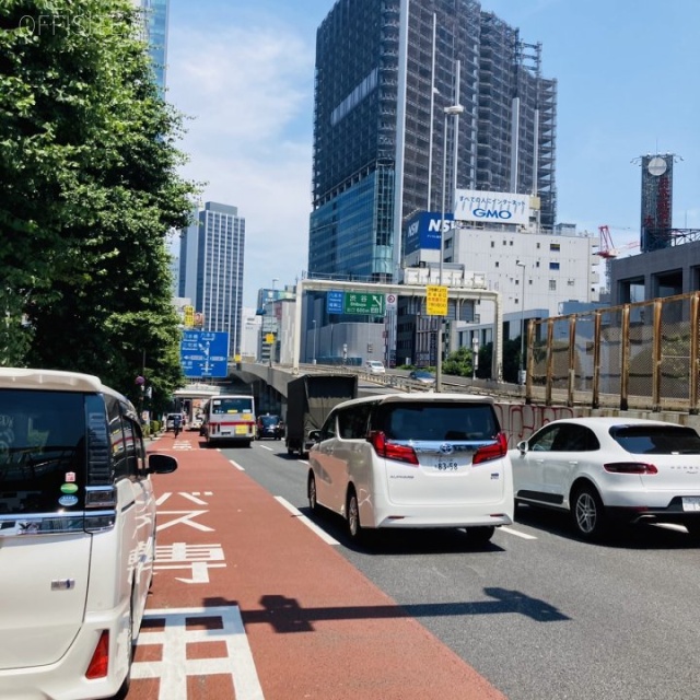 五島育英会ビル ビル前面道路