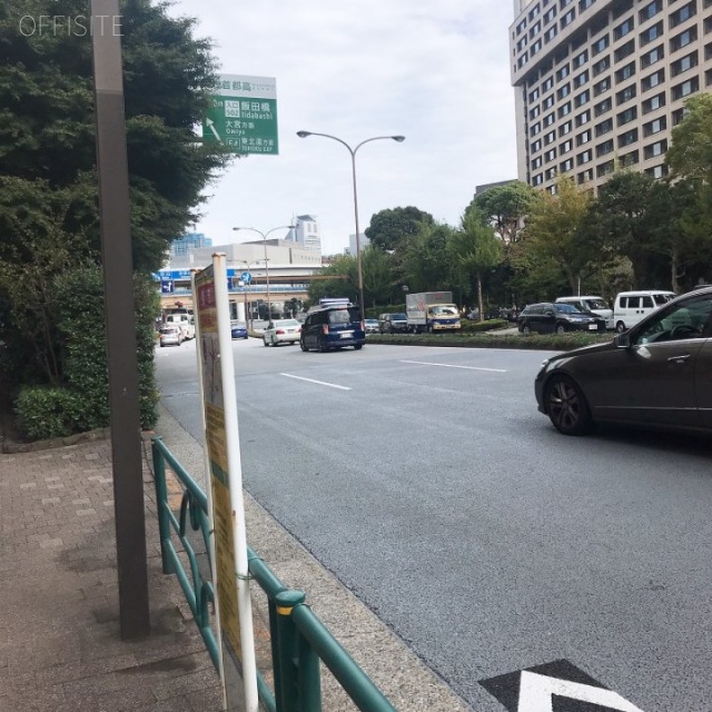 揚場ビル ビル前面道路