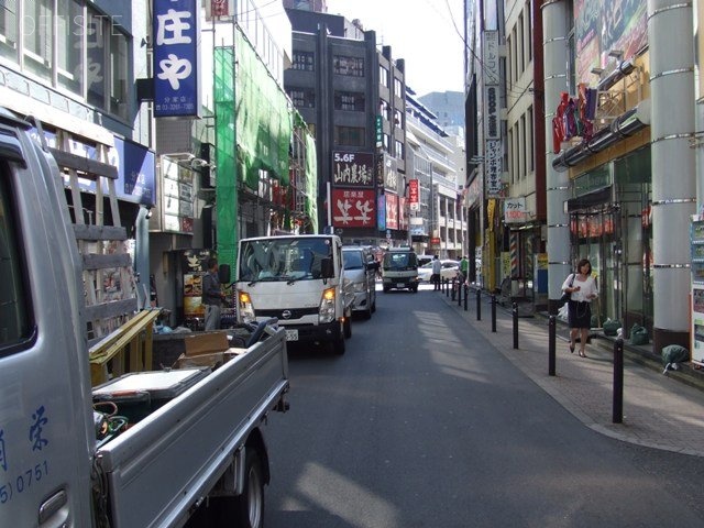 山京中央ビル ビル前面道路