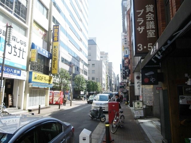 ナリカワビル ビル前面道路
