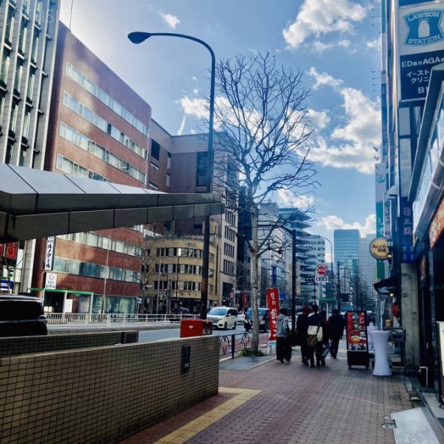 新橋NFビル 前面道路
