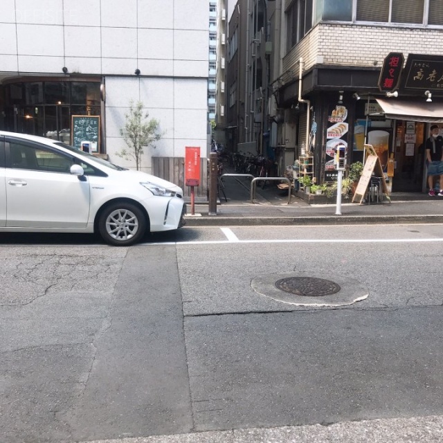 三上ビル ビル前面道路