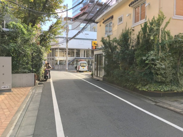 六本木Eフラットビル ビル前面道路