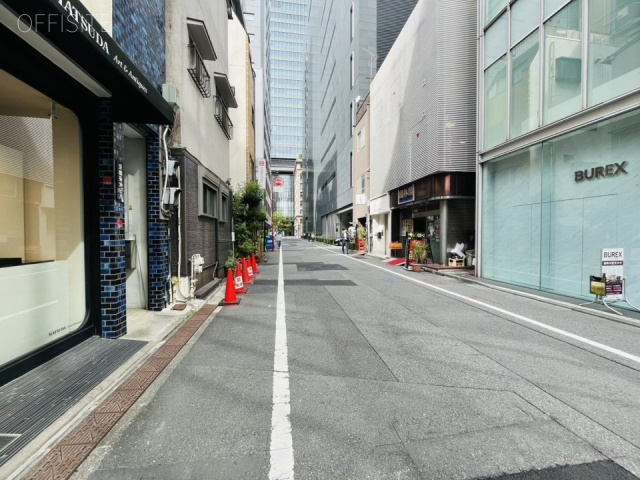 VORT京橋宝町　前面歩道