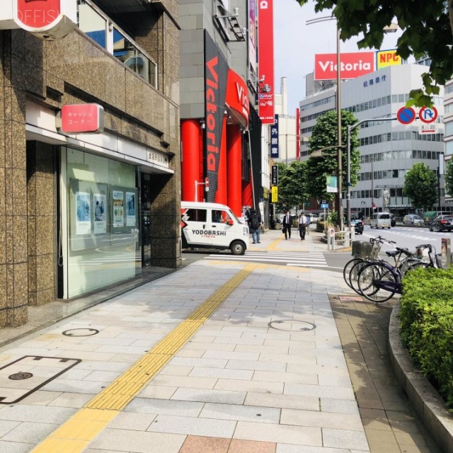 栄信ビル ビル前面道路