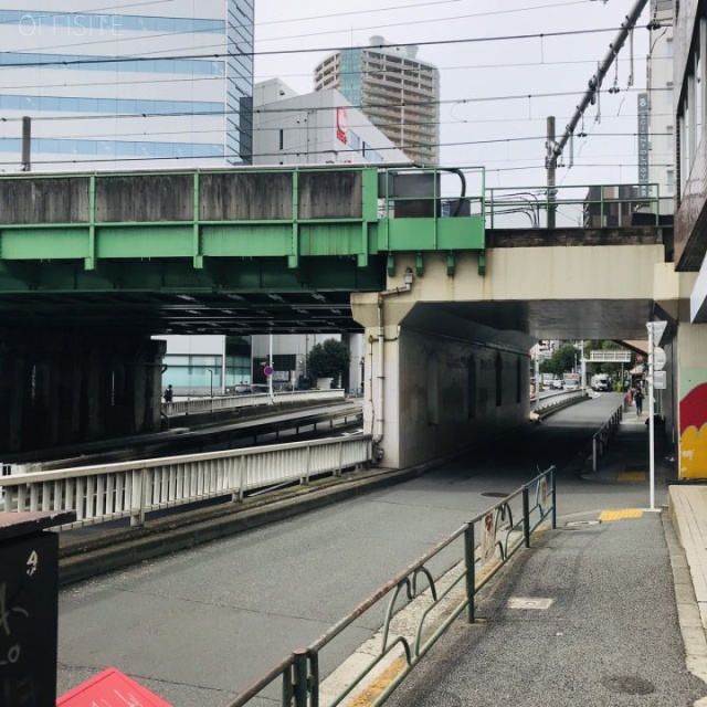 ローズベイ新宿ビル ビル前面道路