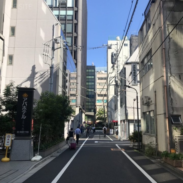 アパホテル(新橋虎ノ門) ビル前面道路