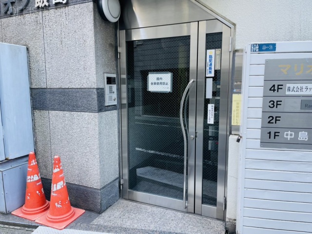 マリオン飯島　オフィスビル出入口