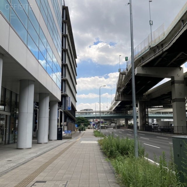 横浜イーストスクエアビル ビル前面道路