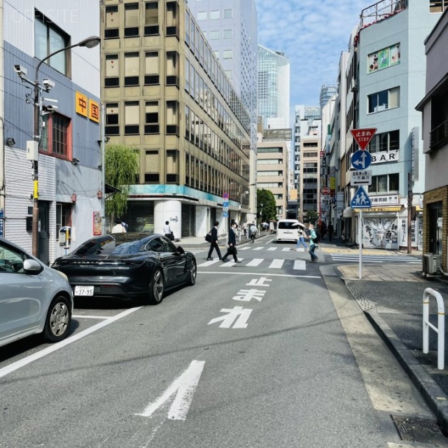 相鉄フレッサイン新橋烏森口 ビル前面道路