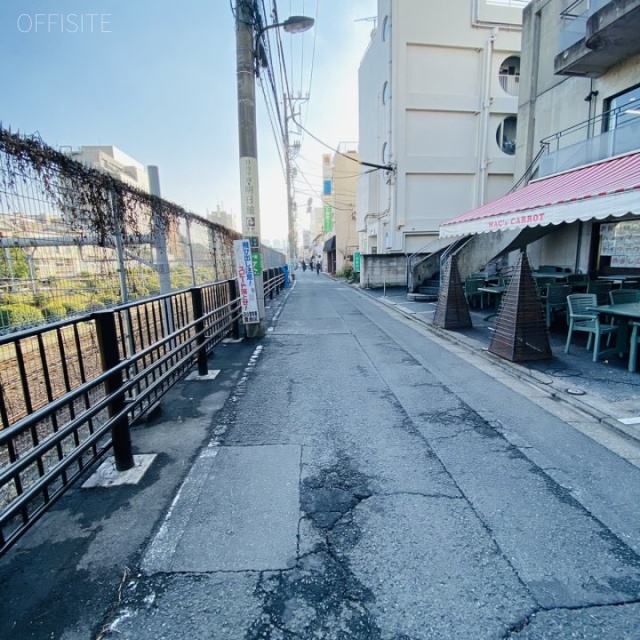 茜ビル ビル前面道路