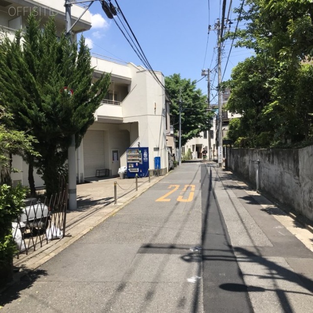 外山ビル ビル前面道路