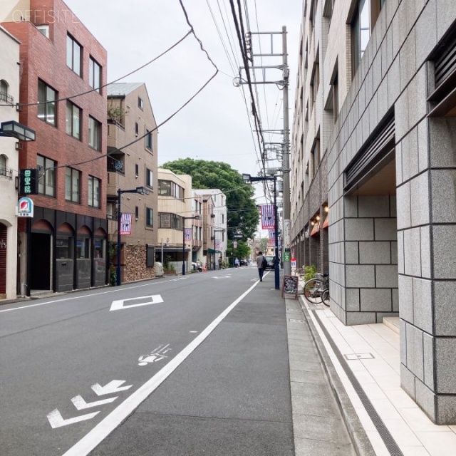 パークリュクス初台 ビル前面道路