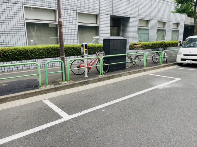 住友水道橋ビル　前面に白枠駐車場