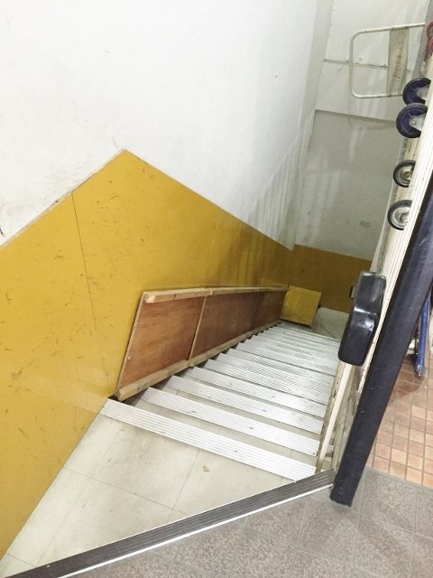 シムラビル 階段