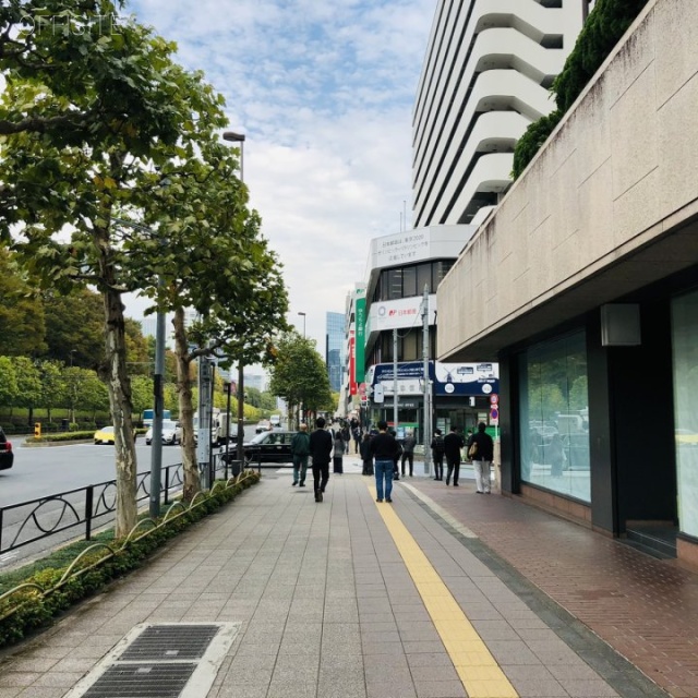 新青山ビル東館 ビル前面道路